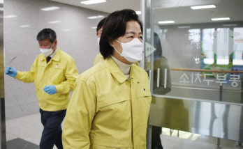 추미애 법무부 장관(오른쪽)과 이용구 차관(왼쪽)이 2일 코로나19 확진자가 집단 발생한 송파구 서울동부구치소에 도착하고 있다. <사진=연합뉴스>